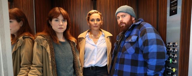 Juliette (Emilie Dequenne), Anna (Claire Keim) et Cédric (Marc Riso) pris dans l'ascenseur qui va changer leur vie.