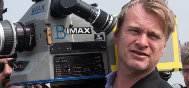 Christopher Nolan tenant une caméra IMAX