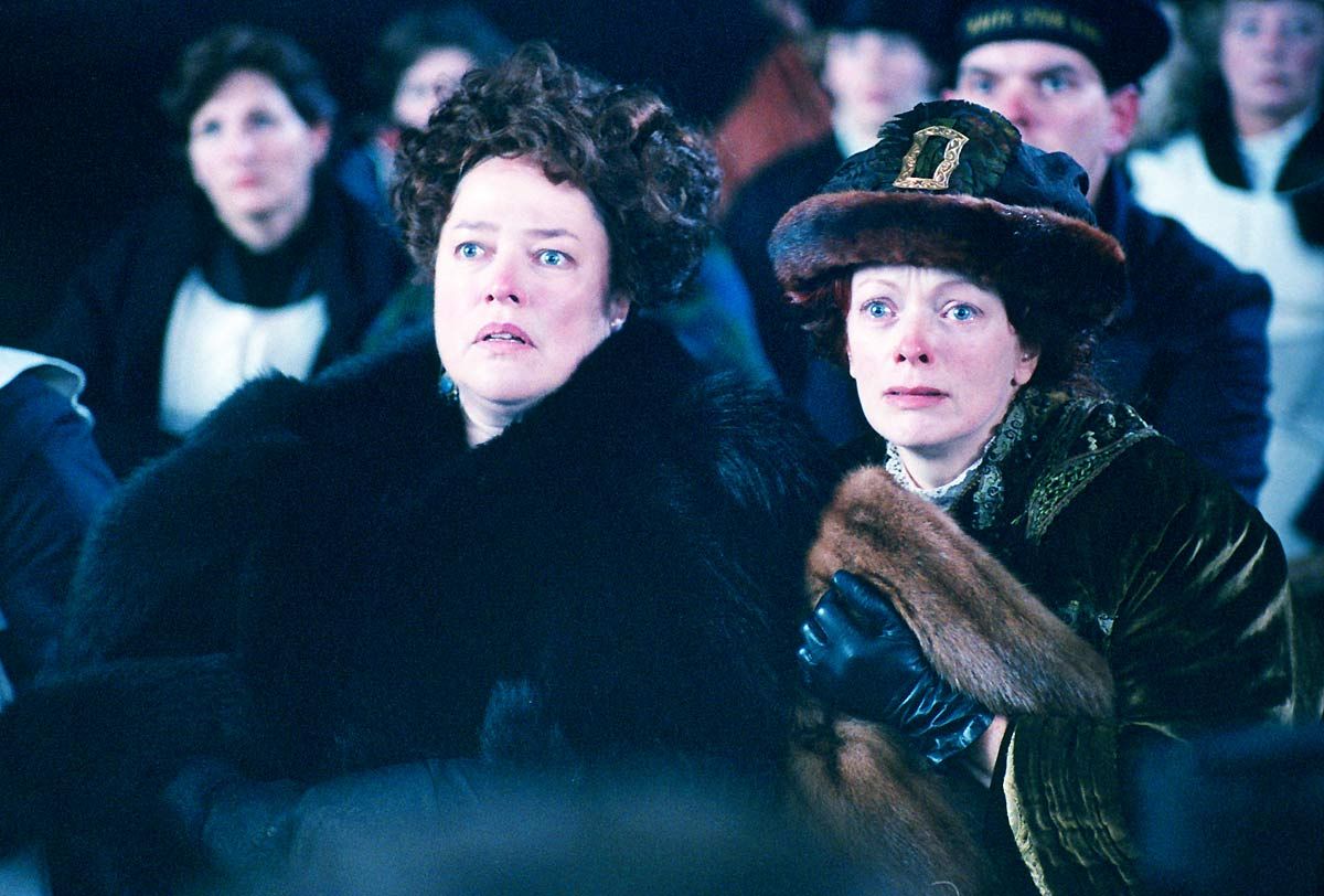Films Et Séries Tv Avec Frances Fisher Photo de Kathy Bates - Titanic : Photo Frances Fisher, Kathy Bates
