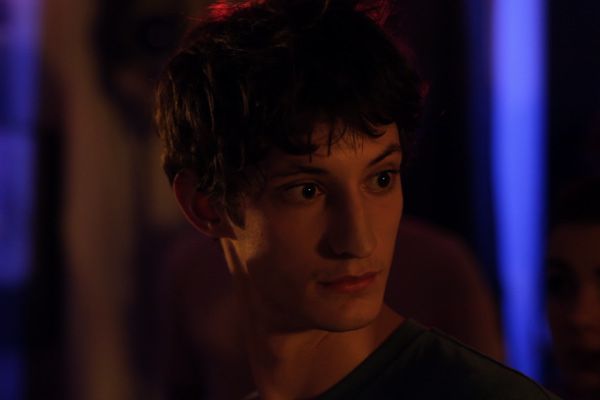 De Pierre En Fille Streaming Photo de Pierre Niney - J'aime regarder les filles : Photo Frédéric