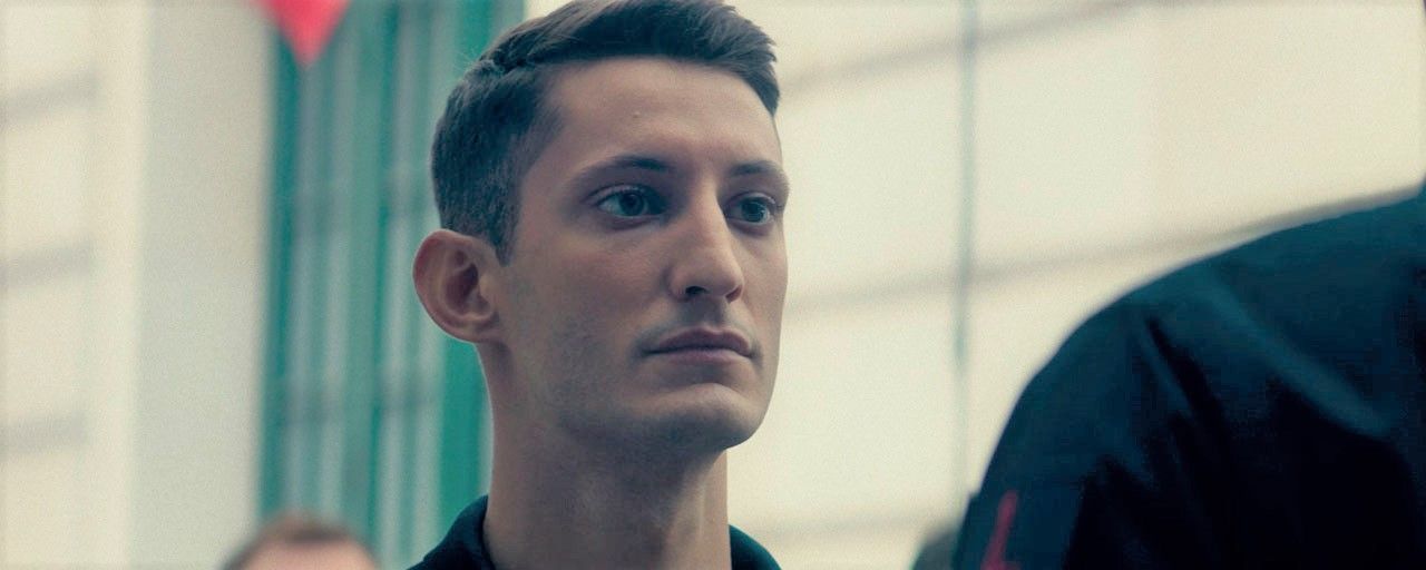 Films Et Séries Tv Avec Pierre Deny Bande-annonce Sauver ou périr : Pierre Niney soldat du feu... et grand