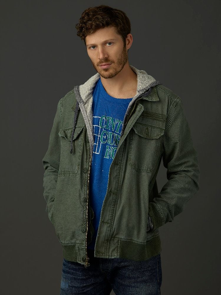 Films Et Séries Tv Avec Zach Gilford Photo de Zach Gilford - Photo Zach Gilford - AlloCiné