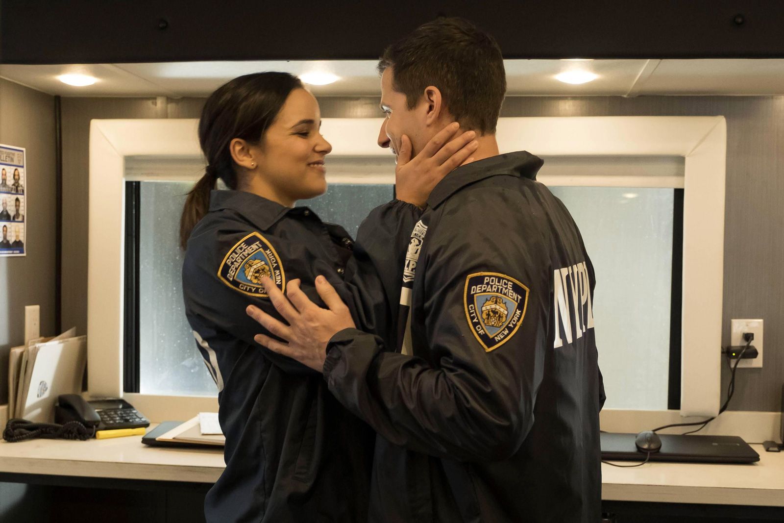 Brooklyn NineNine Photo Andy Samberg, Melissa Fumero 310 sur 605 AlloCiné Brooklyn NineNine Photo Andy Samberg, Melissa Fumero 310 sur 605 AlloCiné