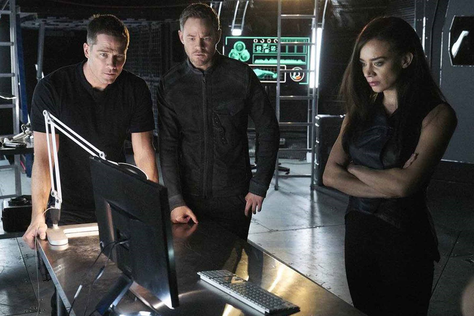 Un Si Grand Soleil Saison 4 épisode 143 Killjoys : Photo Aaron Ashmore, Hannah John-Kamen, Luke MacFarlane - 64