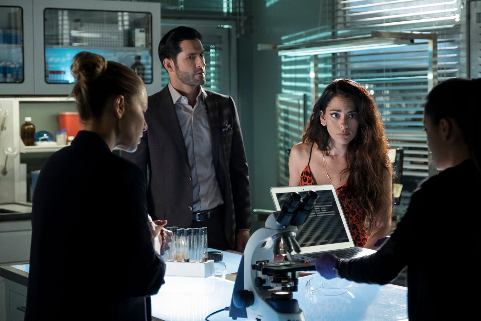 Lucifer Lucifer Photo Lauren German Tom Ellis Inbar Lavi 79 Sur 