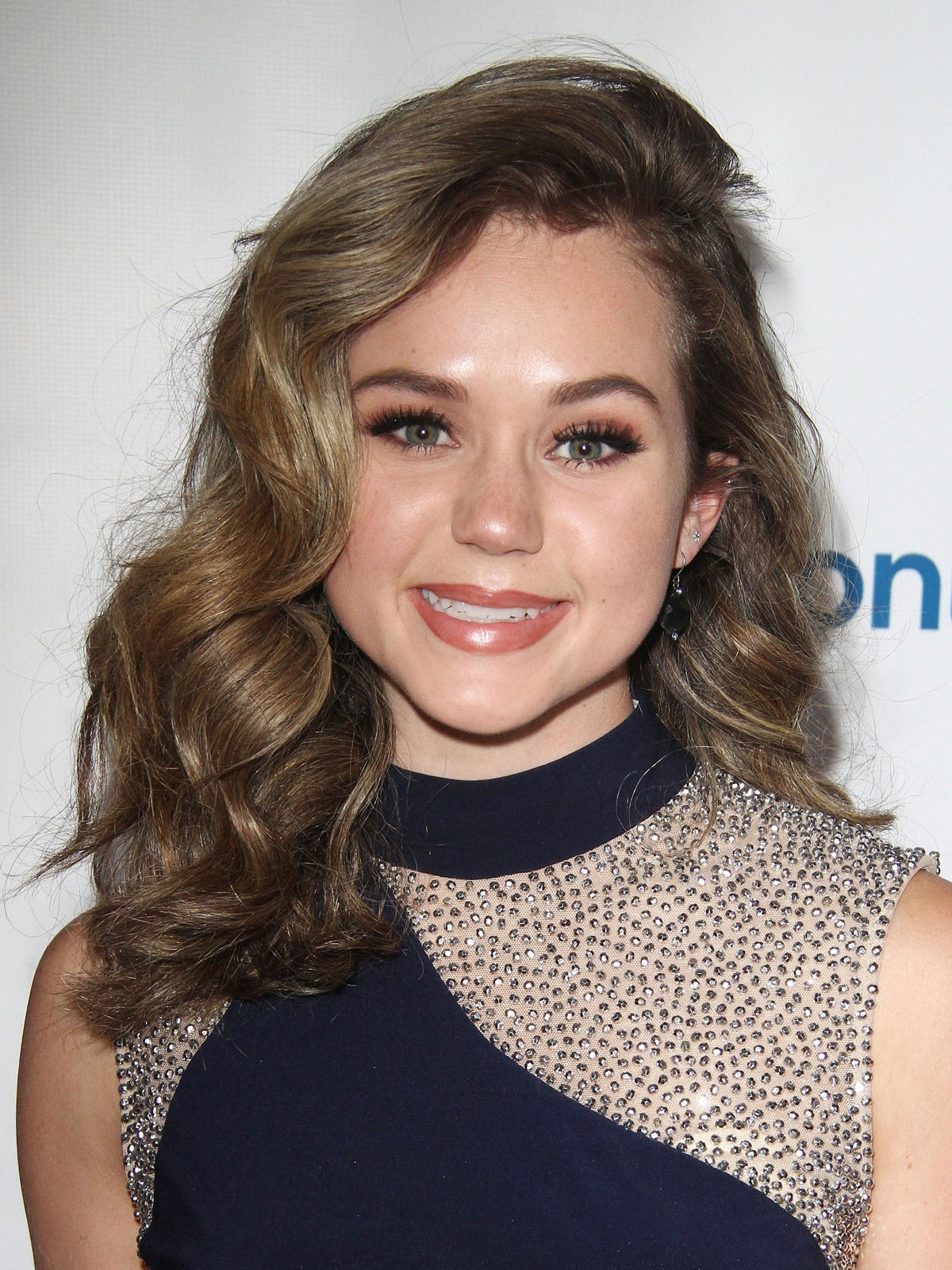 Is brec bassinger related to kim