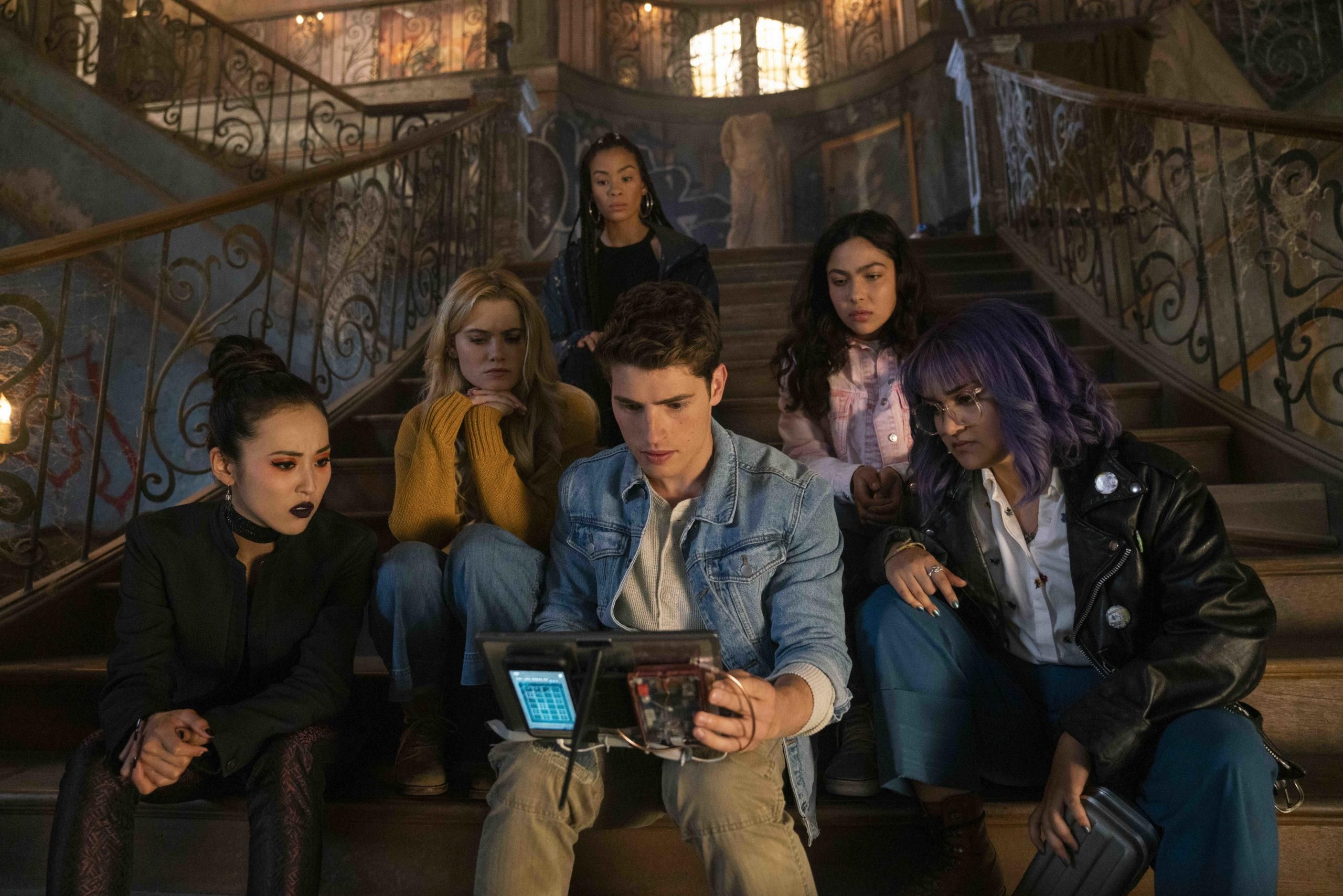 Gregg Sulkin Peliculas Y Programas De Television Photo de Gregg Sulkin - Photo Clarissa Thibeaux, Gregg Sulkin, Lyrica  Okano, Virginia Gardner - AlloCiné