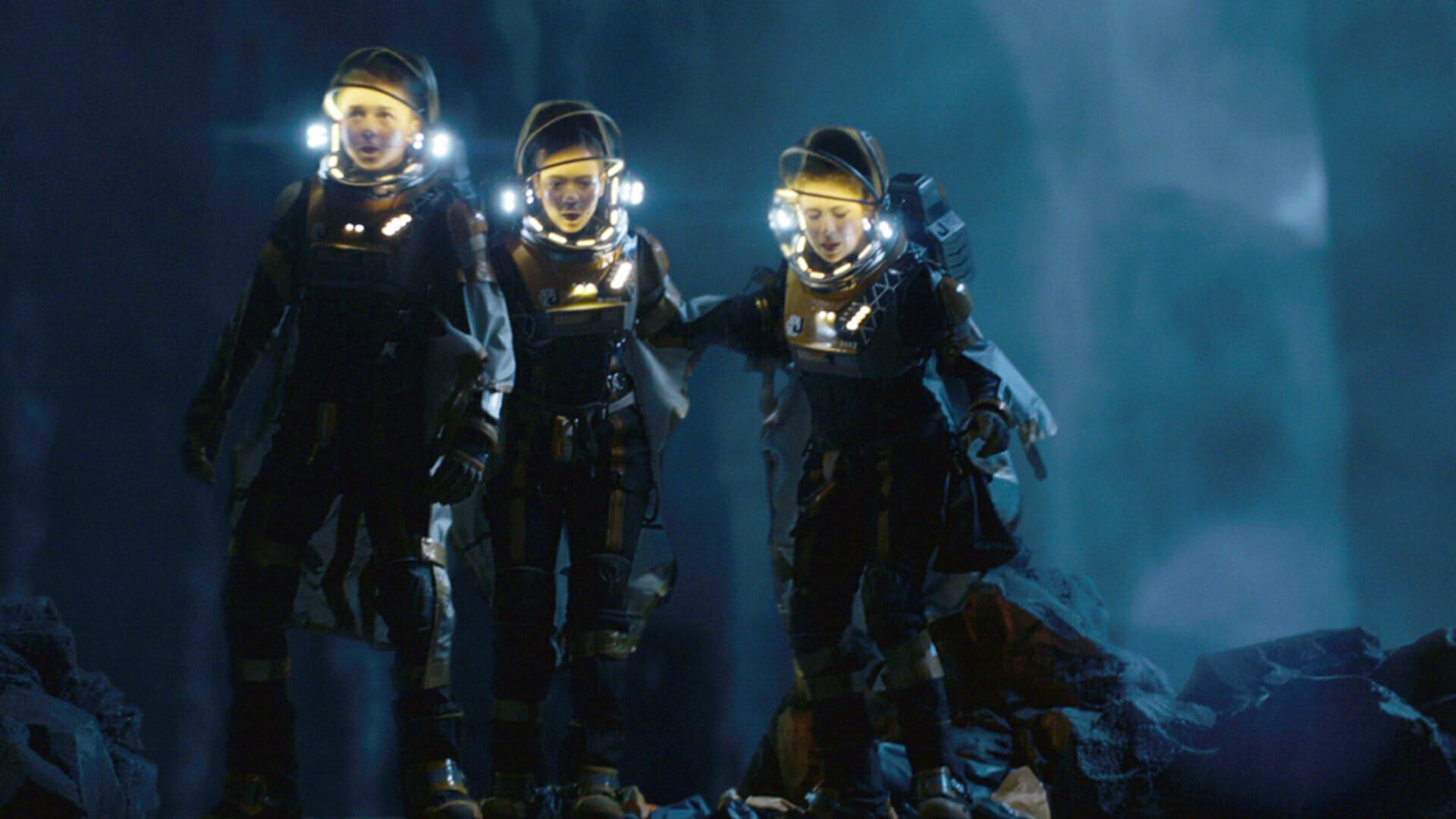 Poster Perdus dans l'espace (2018) - Saison 3 - Affiche 4 sur 21 - AlloCiné
