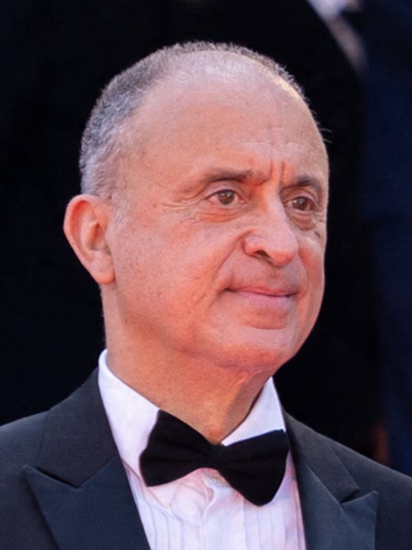 What Defines Alexandre Melo's Unique Directorial Vision?