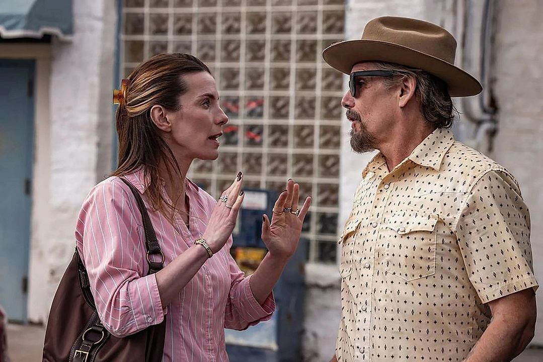 Photo Betty Gilpin, Ethan Hawke