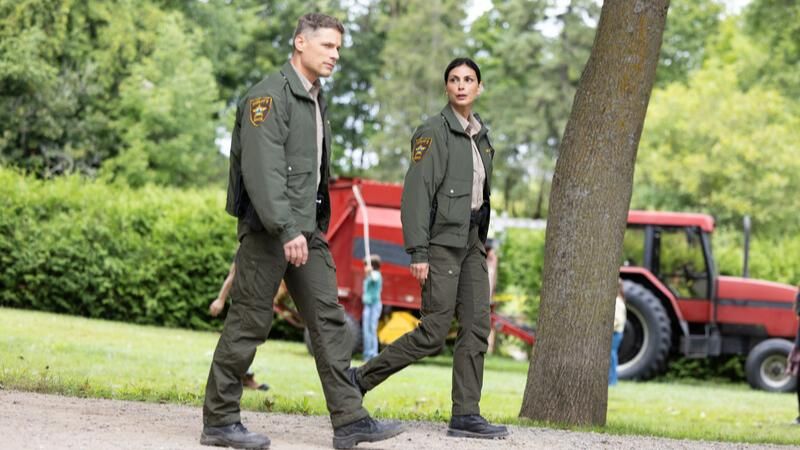 Sheriff Country : Photo Morena Baccarin, Matt Lauria