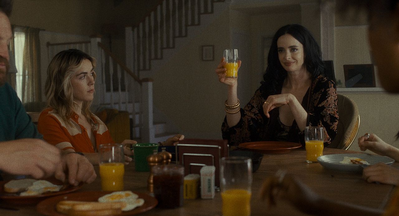 Stone Cold Fox : Photo Krysten Ritter, Kiernan Shipka