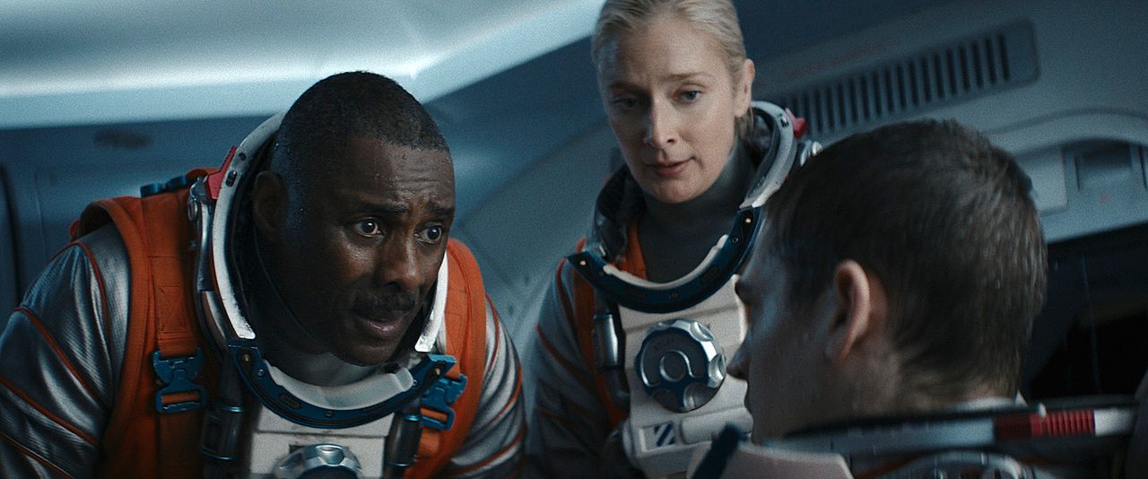 Above The Below : Photo Hero Fiennes Tiffin, Caitlin FitzGerald, Idris Elba