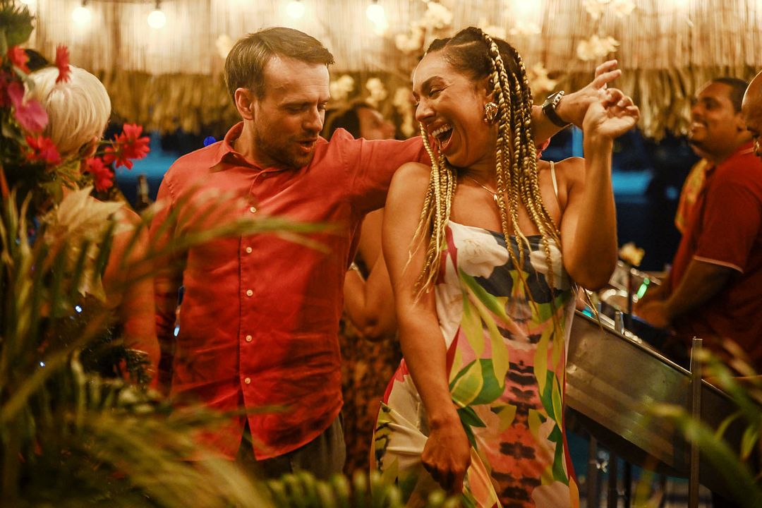Meurtres au paradis : Photo James Baxter (II), Pearl Mackie
