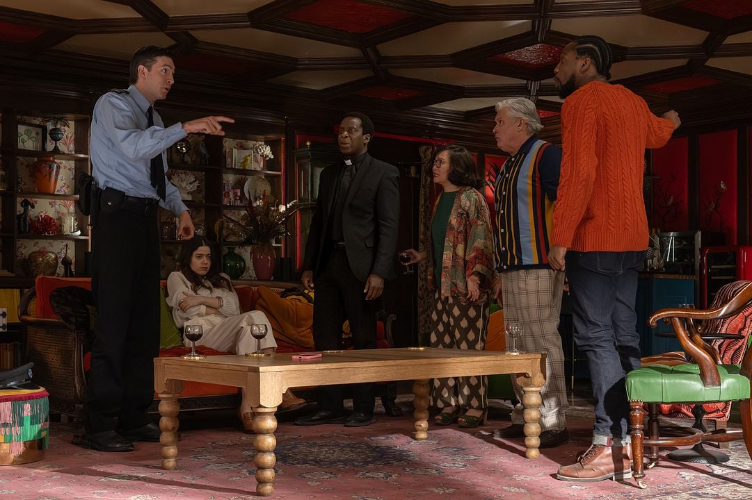 Les Moutons Détectives : Photo Tosin Cole, Nicholas Braun, Conleth Hill, Hong Chau, Molly Gordon, Kobna Holdbrook-Smith