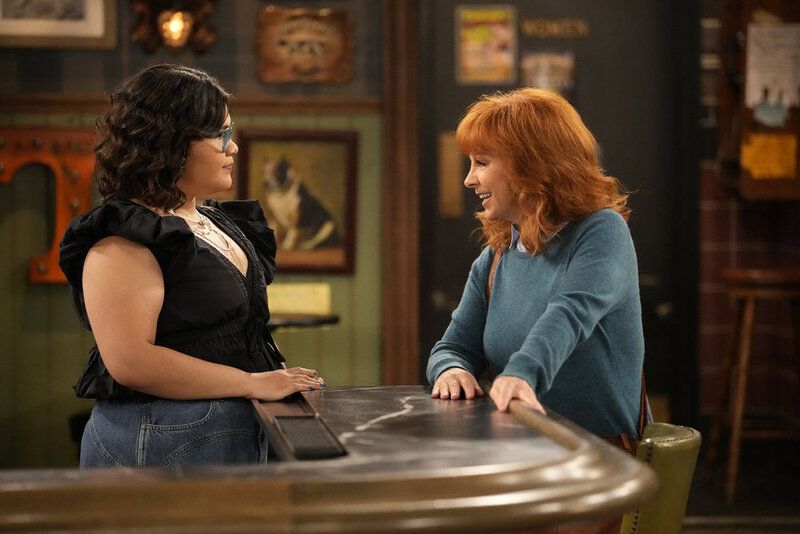 Happy's Place : Photo Reba McEntire, Belissa Escobedo