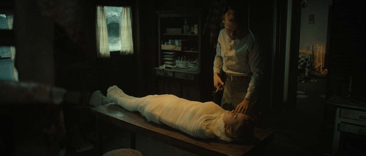 Monstre : L'histoire d'Ed Gein : Photo Addison Rae, Charlie Hunnam