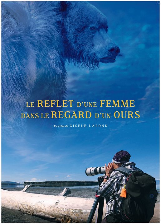 Le reflet d’une femme dans le regard d’un ours : Affiche