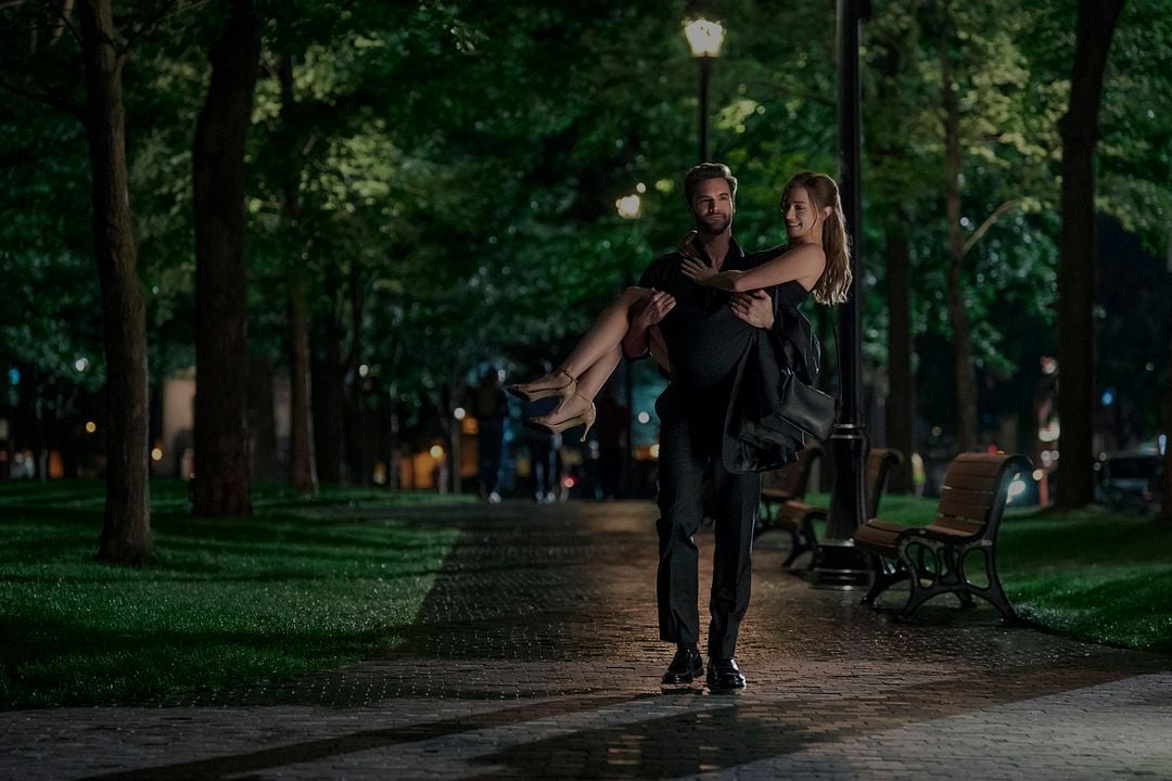 The Love Hypothesis : Photo Tom Bateman, Lili Reinhart