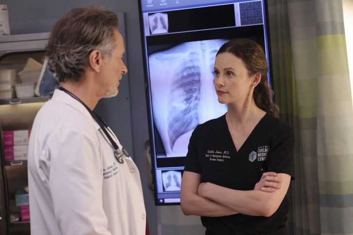 Chicago Med : Photo Sarah Ramos, Steven Weber