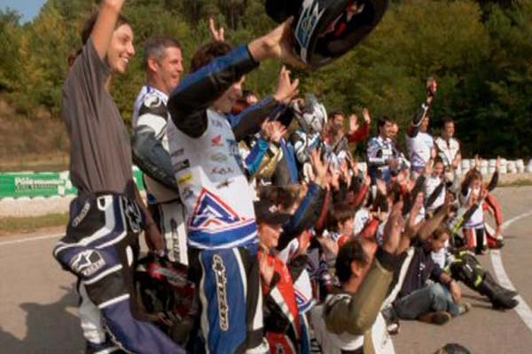 Portrait de groupe avec enfants et motocyclettes : Photo Pierre-William Glenn