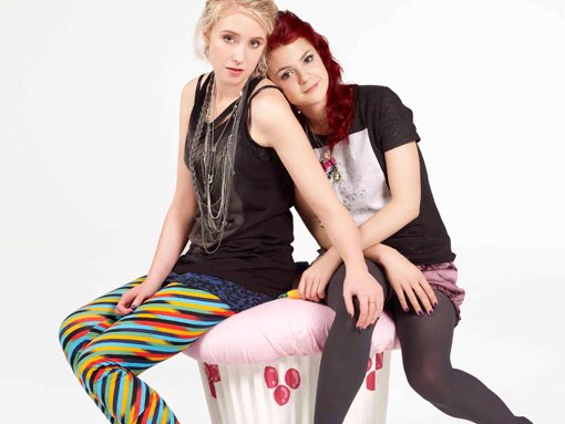 Photo Lily Loveless, Kathryn Prescott