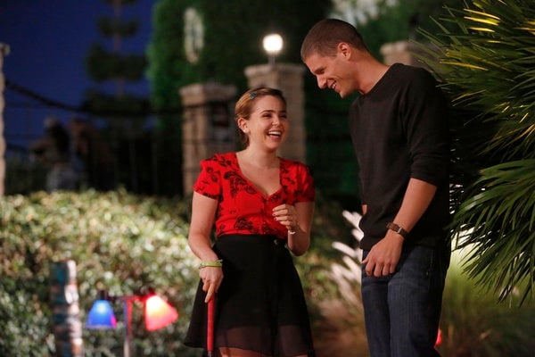 Parenthood (2010) : Photo Matt Lauria, Mae Whitman