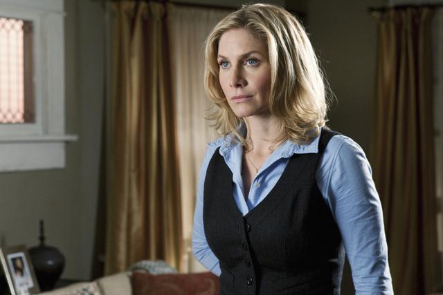 V (2009) : V (2009) : Photo Elizabeth Mitchell - 84 sur 158 - AlloCiné