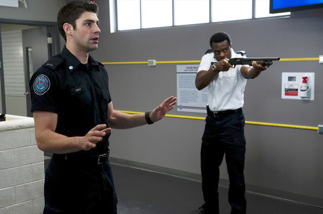 Rookie Blue : Photo Lyriq Bent, Travis Milne