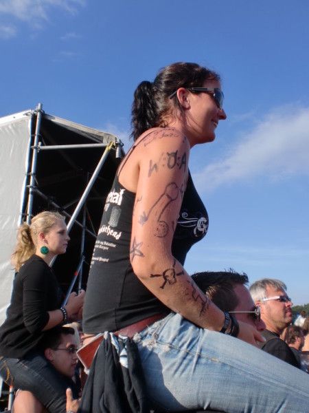 Metaller die auf Brüste starren : Photo