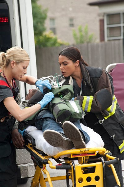 Chicago Fire : Photo Lauren German, Monica Raymund