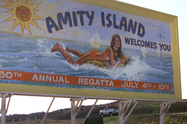 Amity Island : "Le dernier à l’eau est une poule mouillée…"