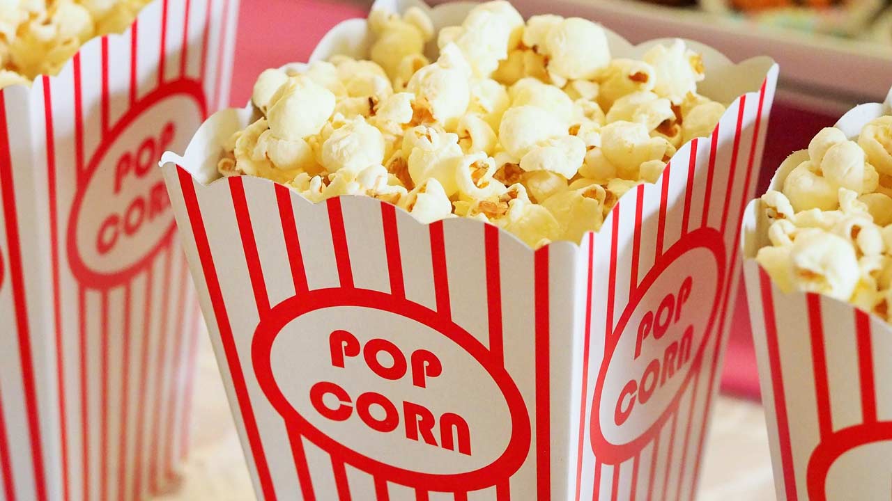 Comment le popcorn est-il devenu l'incontournable des salles de cinéma ? -  Actus Ciné - AlloCiné