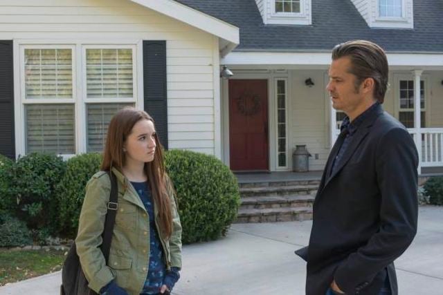 Justified : Photo Kaitlyn Dever, Timothy Olyphant