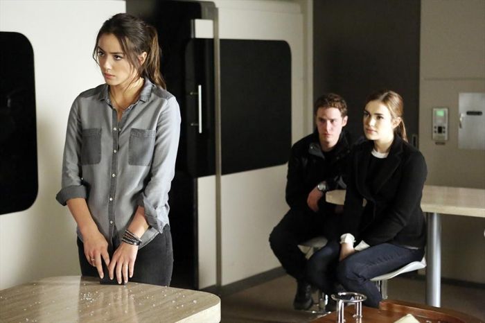 Marvel : Les Agents du S.H.I.E.L.D. : Photo Chloe Bennet, Iain De Caestecker, Elizabeth Henstridge