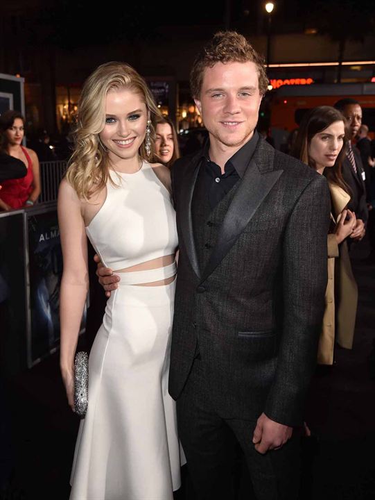 Projet Almanac : Photo promotionnelle Jonny Weston, Virginia Gardner