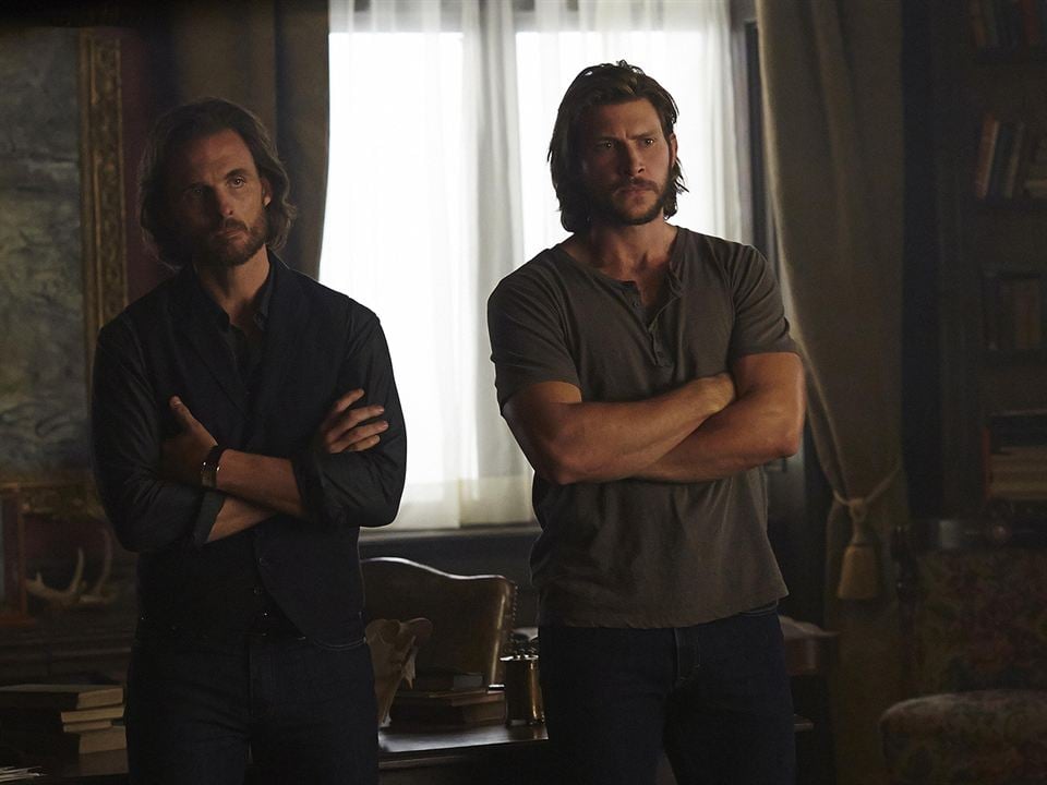 Bitten : Photo Greyston Holt, Greg Bryk