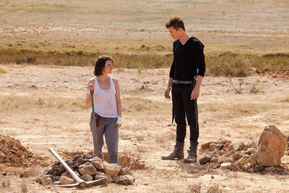 Dominion : Photo Olivia Mace, Tom Wisdom