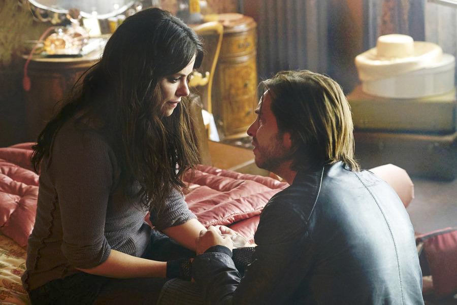 12 Monkeys : Photo Aaron Stanford, Emily Hampshire