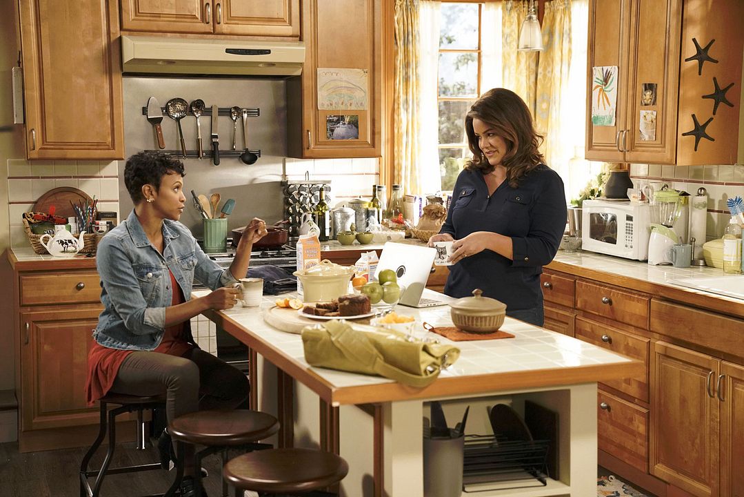 American Housewife (2016) : Photo Carly Hughes, Katy Mixon