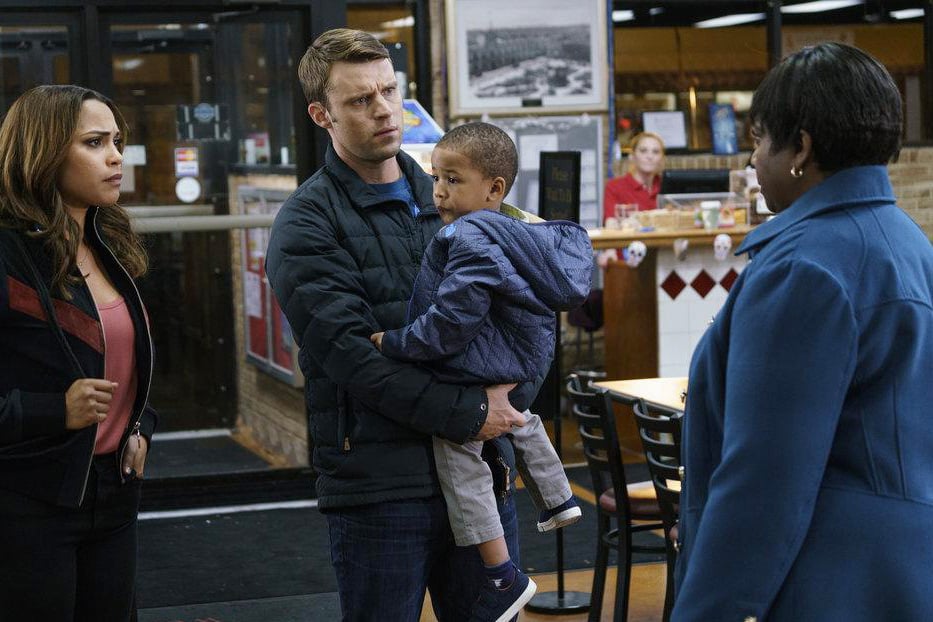 Chicago Fire : Photo Monica Raymund, Jesse Spencer