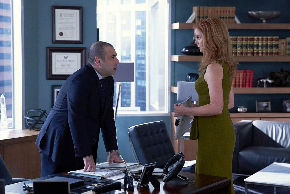 Suits : avocats sur mesure : Photo Rick Hoffman, Sarah Rafferty