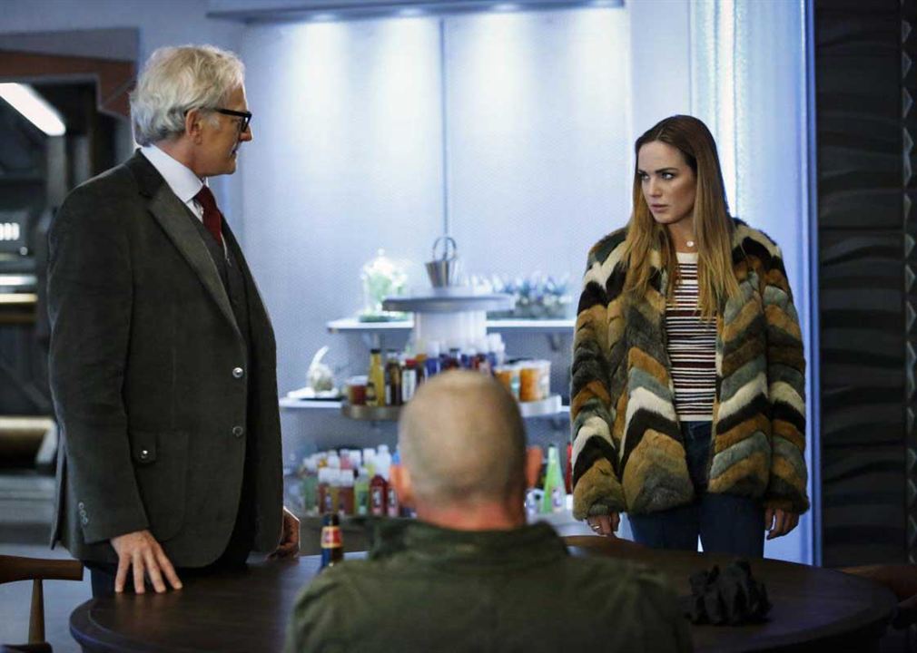 DC's Legends of Tomorrow : Photo Caity Lotz, Victor Garber