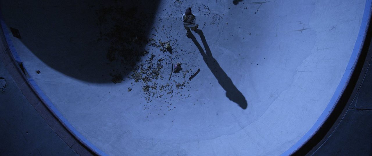 Girl on the Edge : Photo