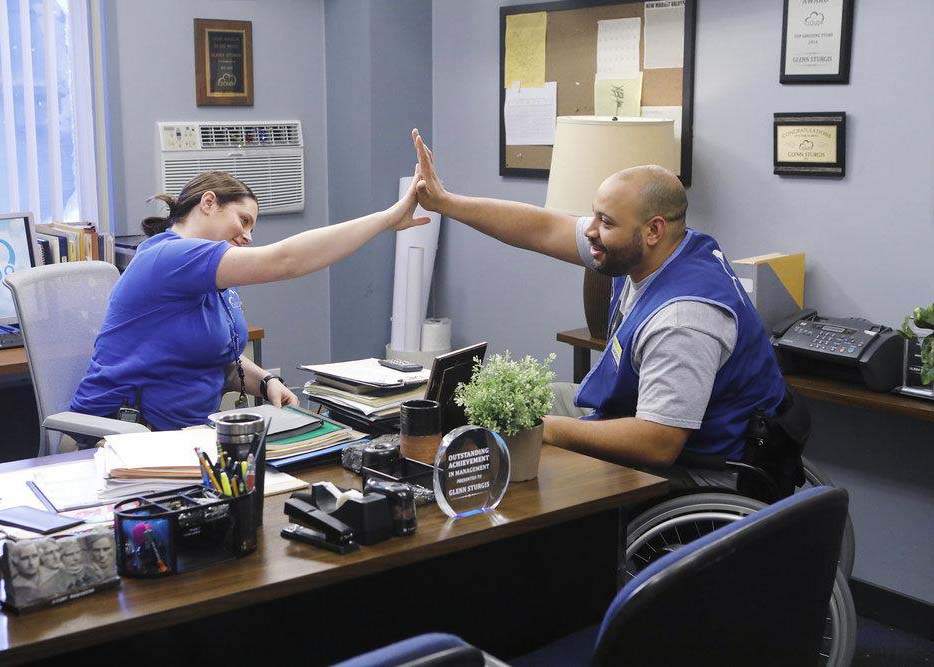 Superstore : Photo Lauren Ash, Colton Dunn