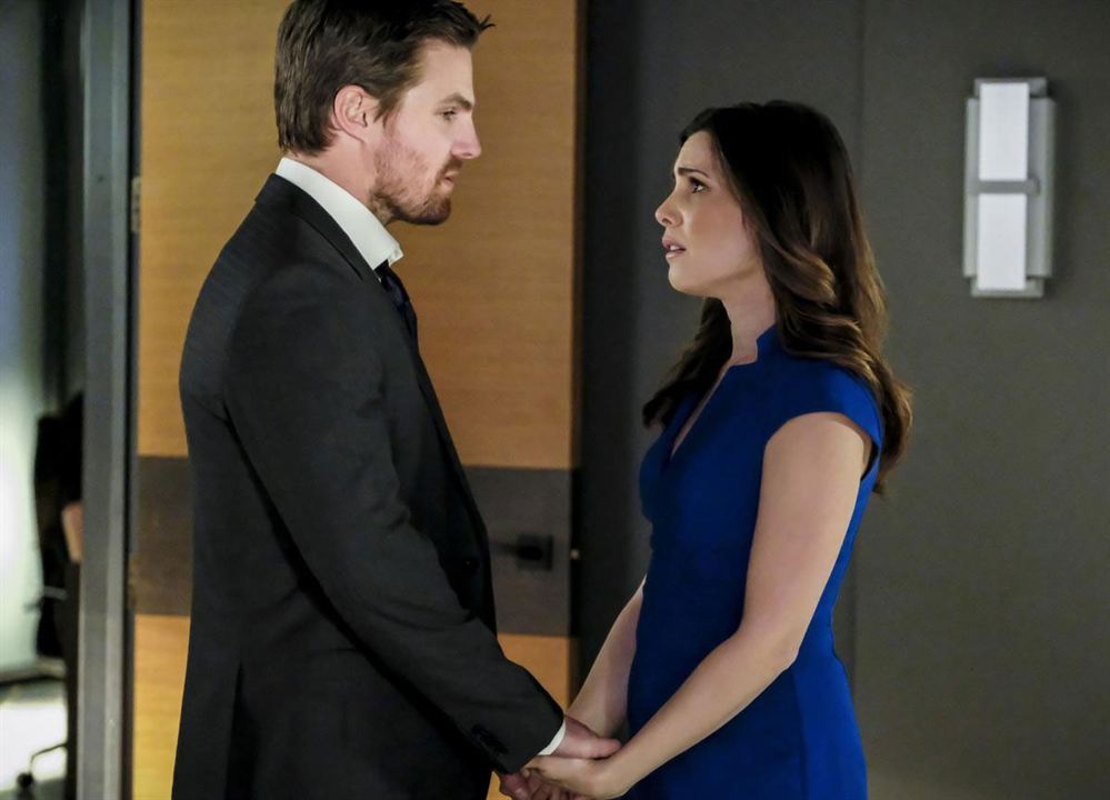 Arrow : Photo Stephen Amell, Carly Pope