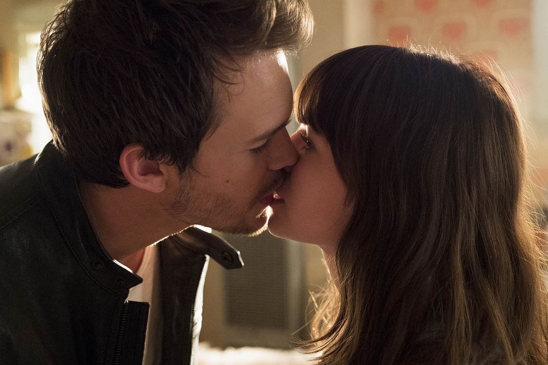 Girlboss : Photo Johnny Simmons, Britt Robertson