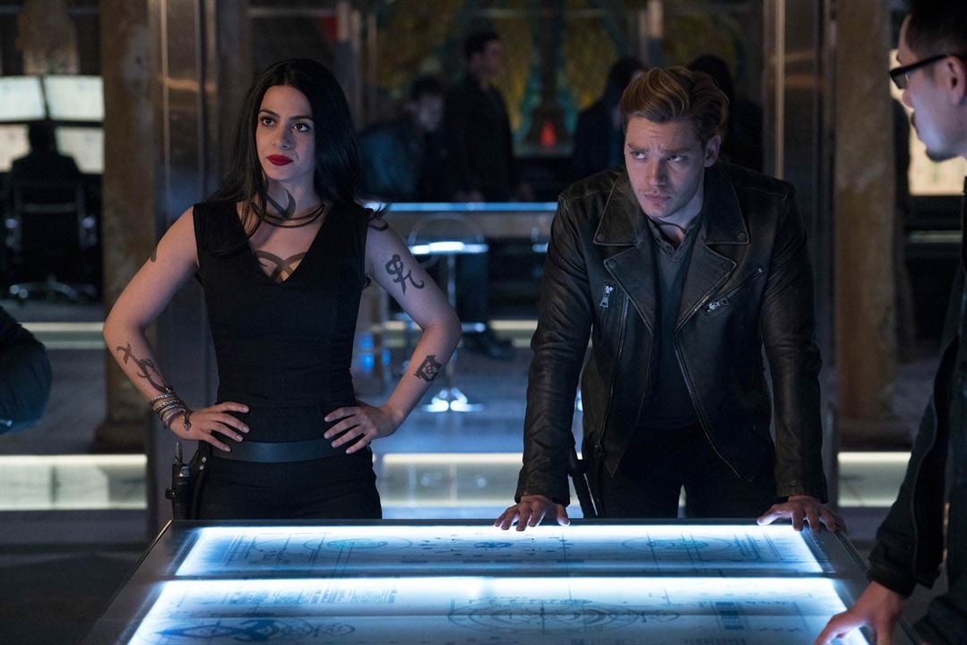 Shadowhunters : Photo Dominic Sherwood, Emeraude Toubia