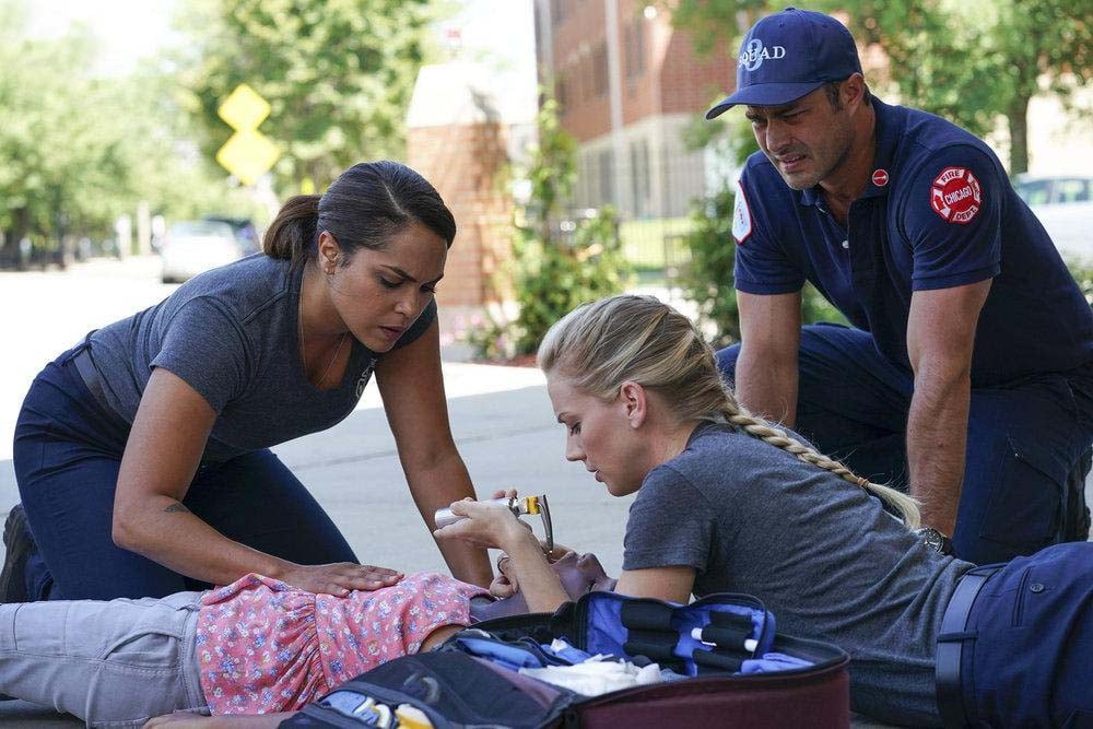 Chicago Fire : Photo Monica Raymund, Taylor Kinney, Kara Killmer