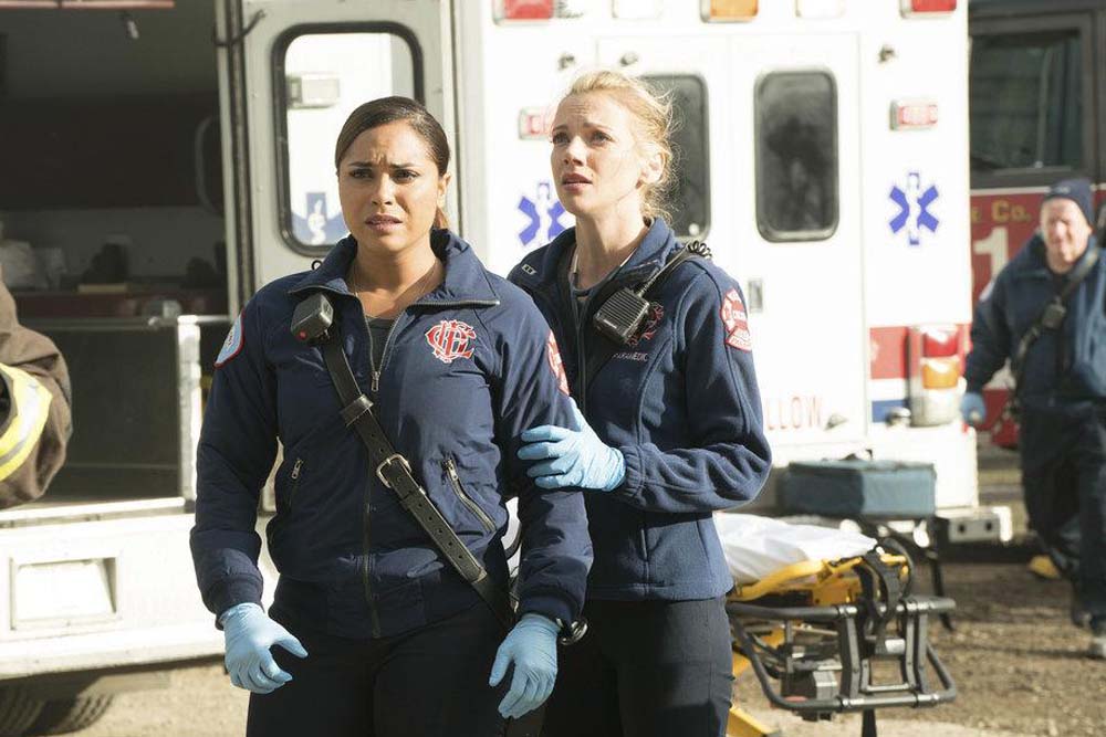 Chicago Fire : Photo Kara Killmer, Monica Raymund